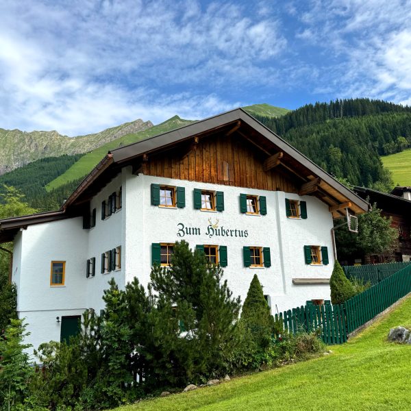 Ferienhaus "Zum Hubertus" in Berglandschaft in Bschlabs, Tirol